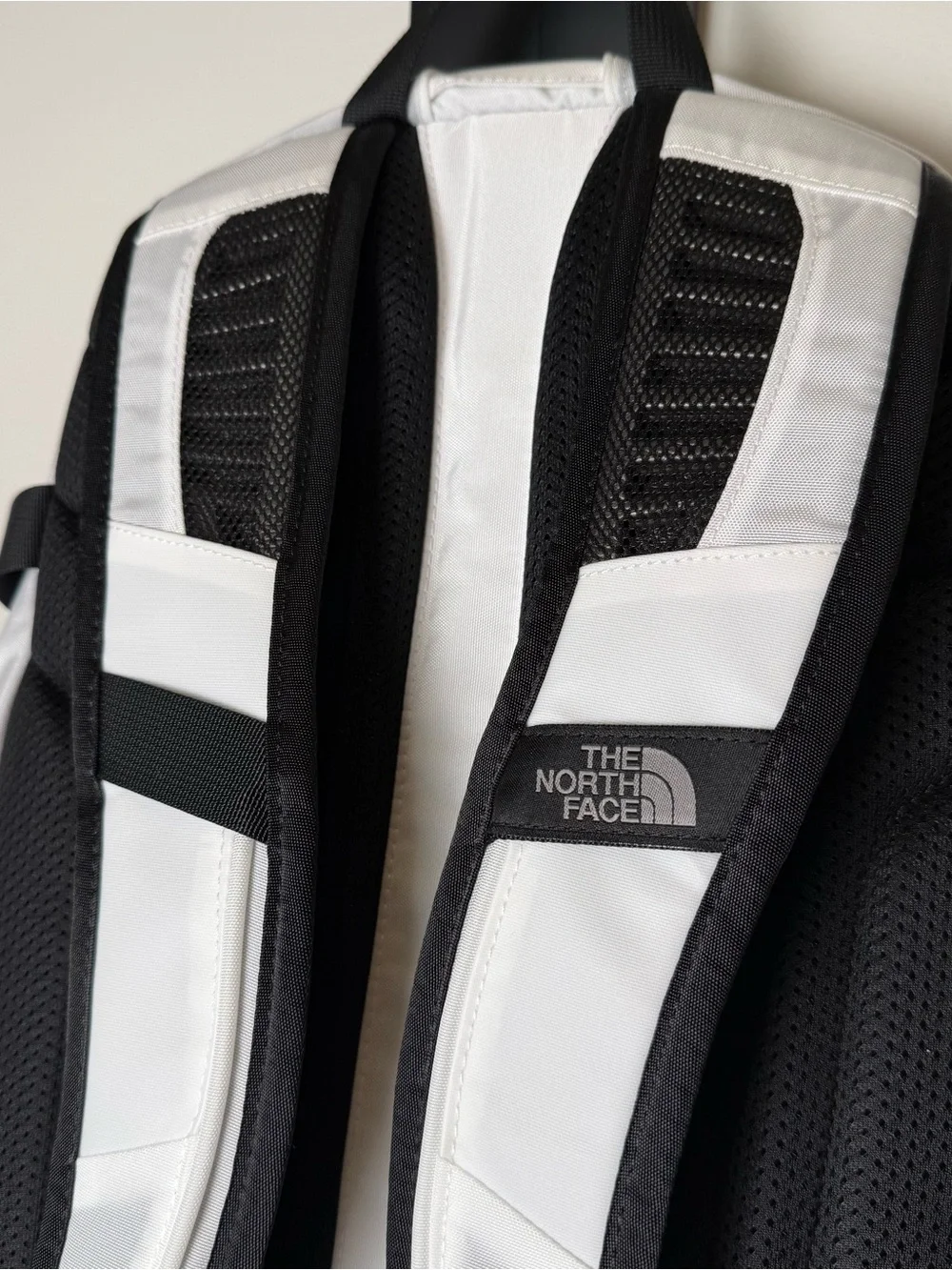 The North Face Hot Shot Base Camp Backpack 28L TNF White NWT NF0A8EEXFN4